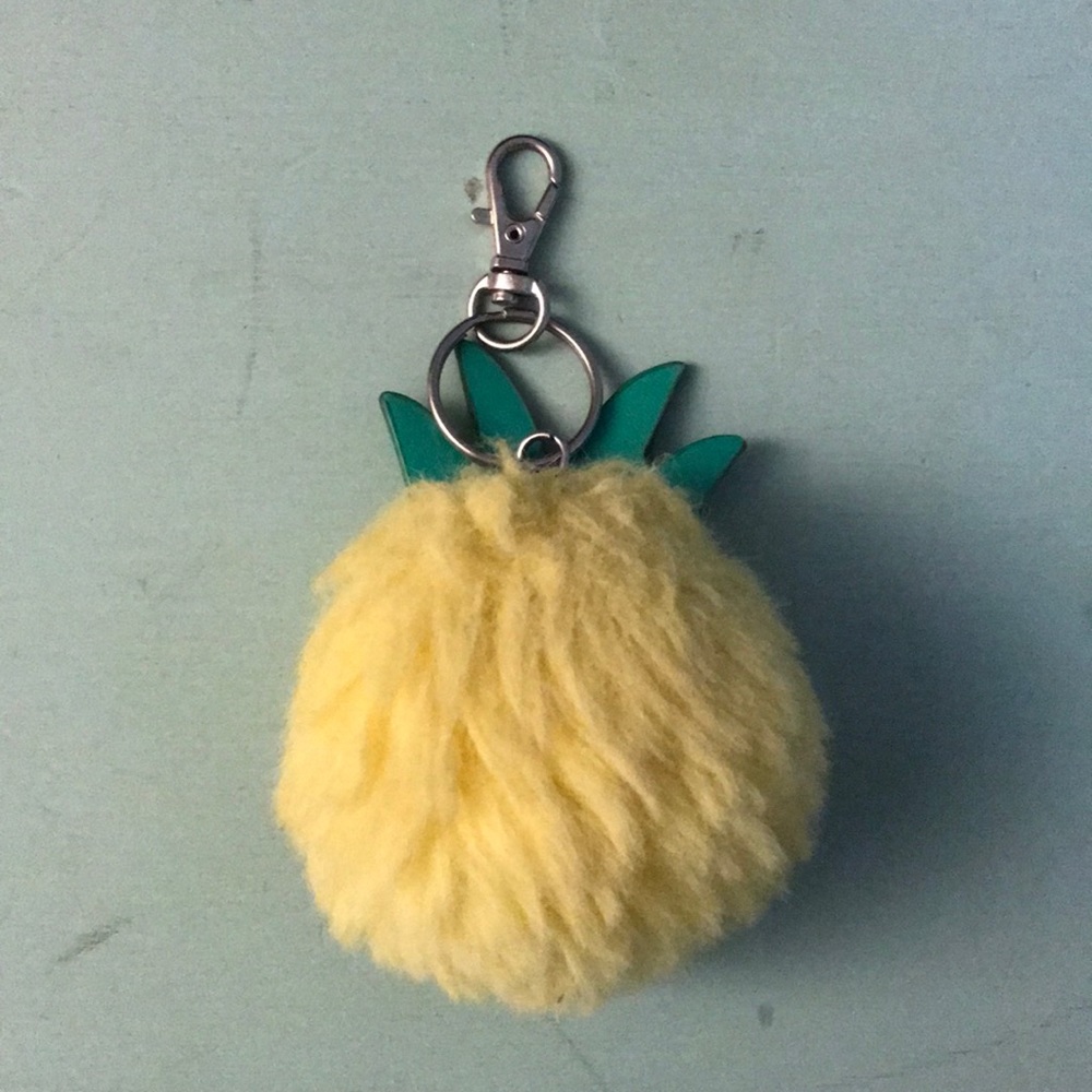 pineapple fuzz ball!! 🍍🤍🤍